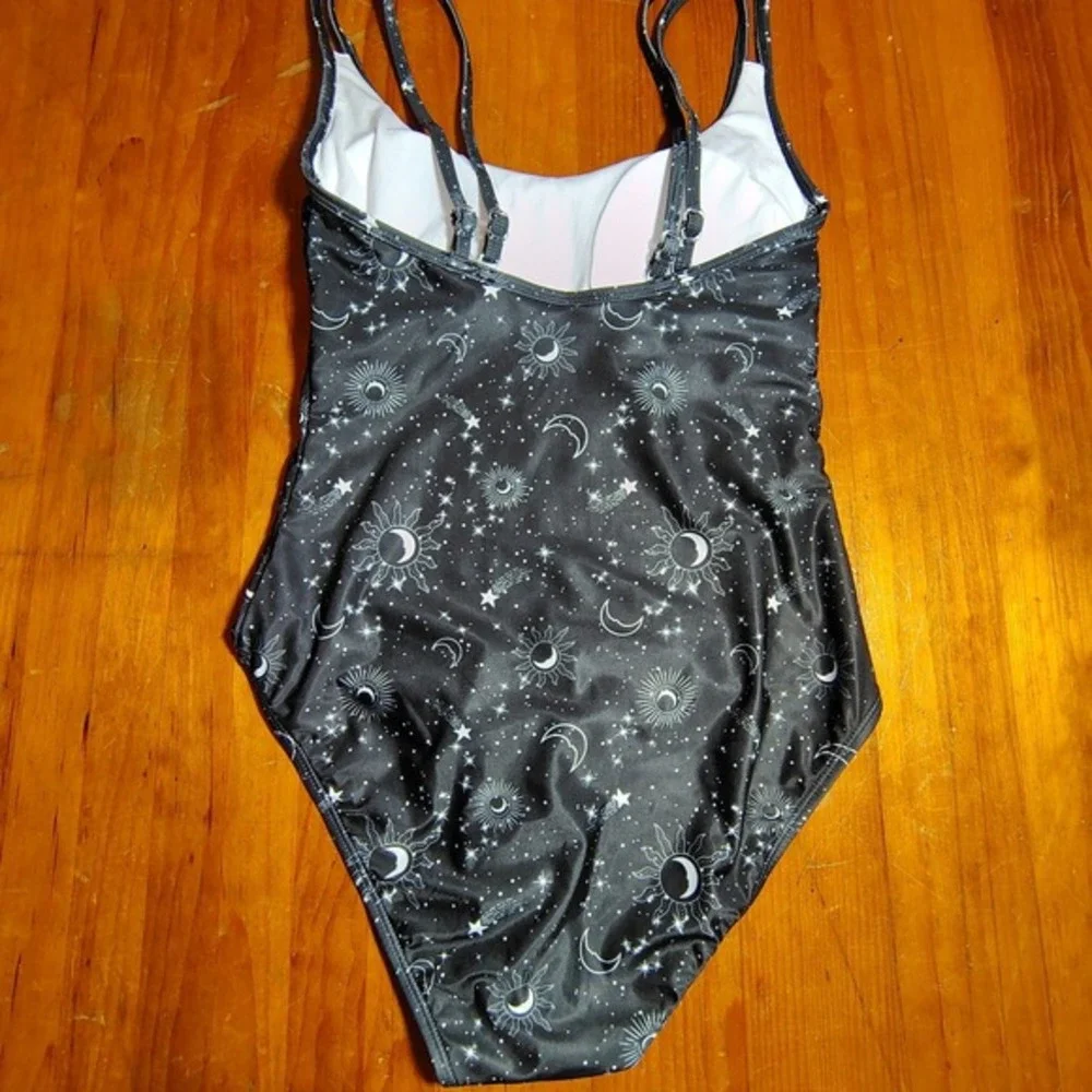 No Boundaries Gray Sun Moon Star Print One Piece Swimsuit - M‎ (7-9) pool